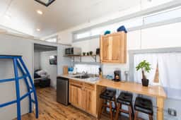 Tiny House Oscar - one block to Harrison - Image 3