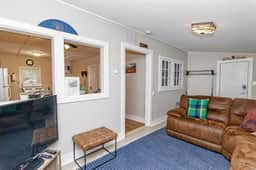Camelback cottage - On One Acre and Pet Friendly - Image 2