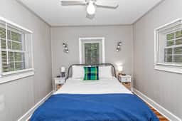 Camelback cottage - On One Acre and Pet Friendly - Image 5