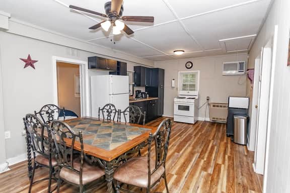 Camelback cottage - On One Acre and Pet Friendly - Image 3
