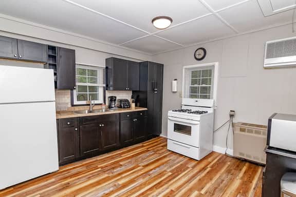 Camelback cottage - On One Acre and Pet Friendly - Image 4