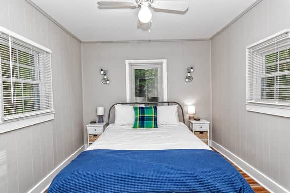 Camelback cottage - On One Acre and Pet Friendly - Image 5