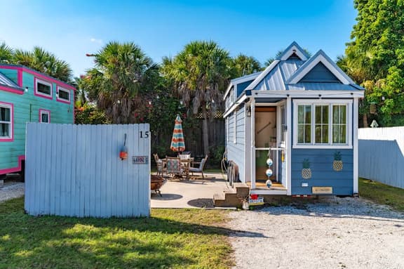 Tiny House Piña Colada- pet friendly - Image 1