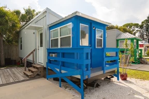 Tiny House Blue Lifeguard - pet friendly - Image 1